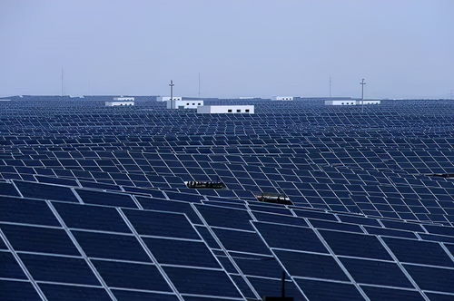 青海塔拉灘光伏發電站 發電量與太陽能裝備銷售的共振效應